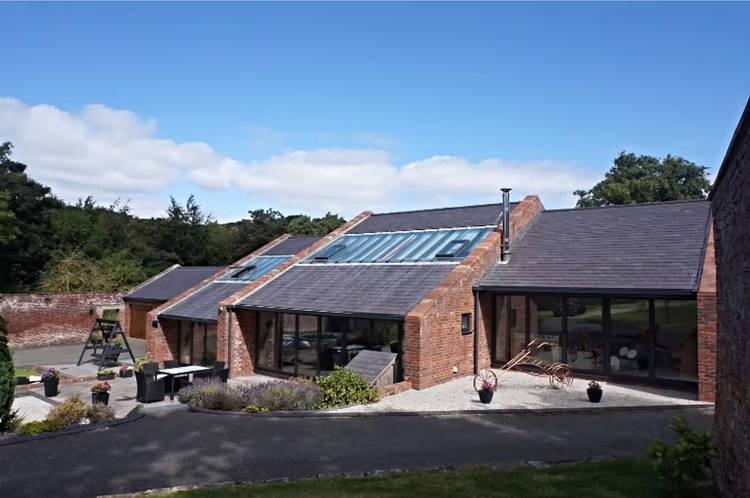 5 bedroom detached house