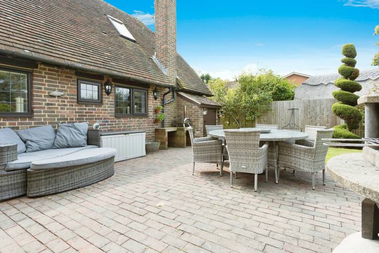 2 bedroom detached house