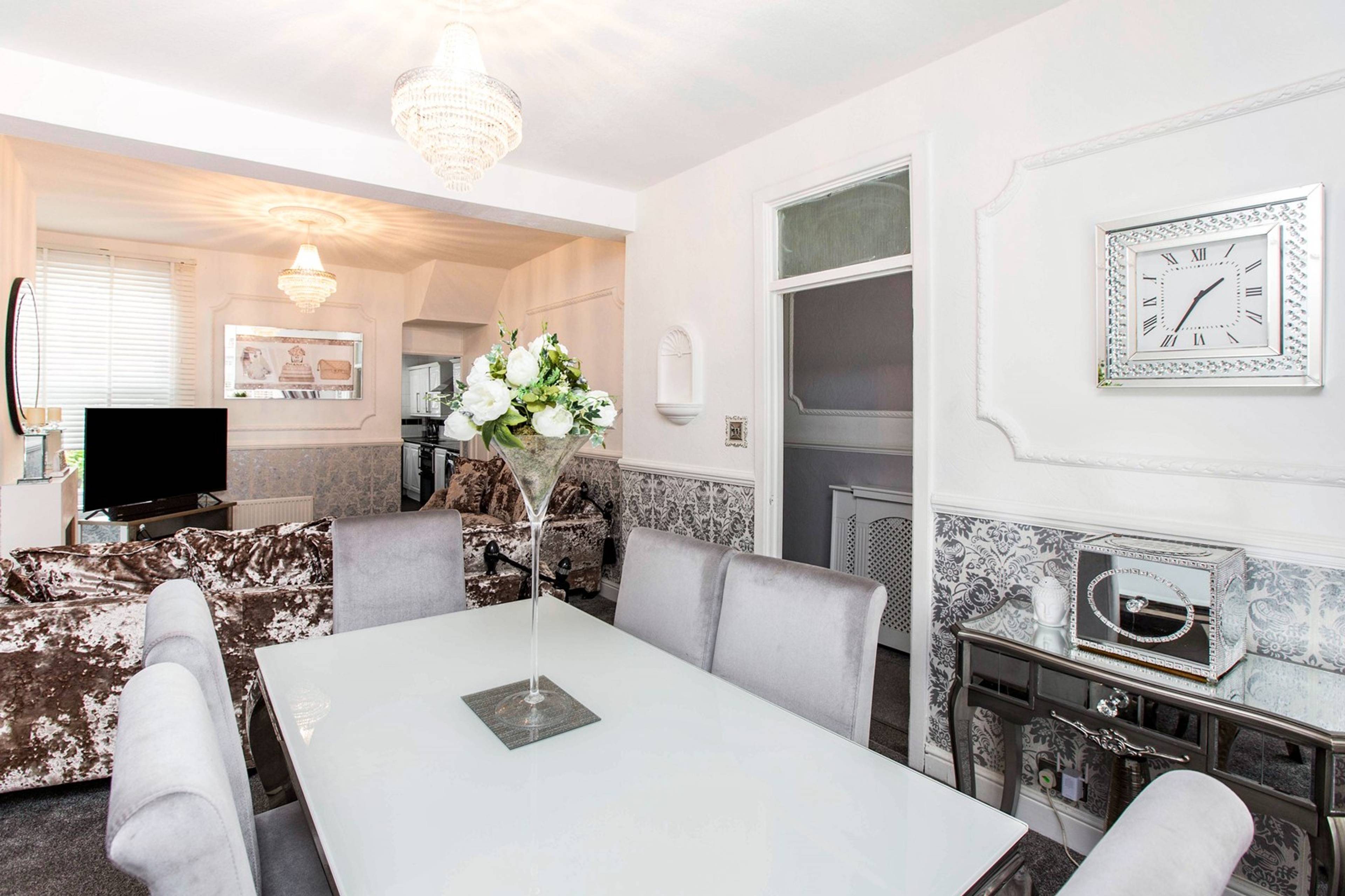 Lounge/Dining Room