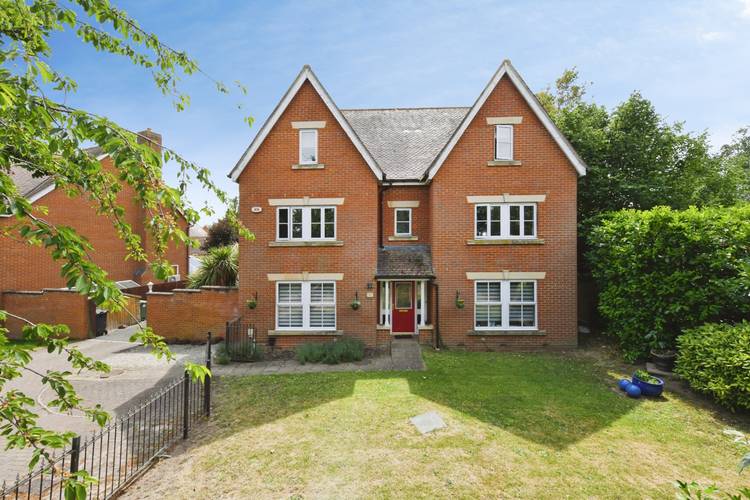 7 bedroom detached house
