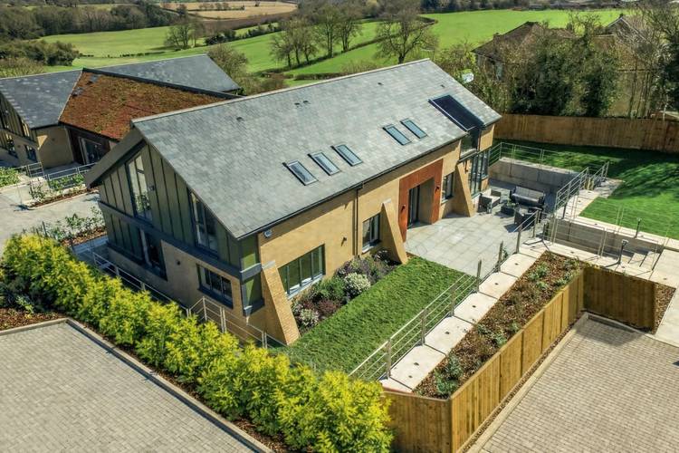 5 bedroom detached house