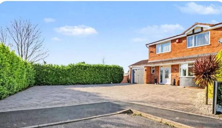 4 bedroom detached house