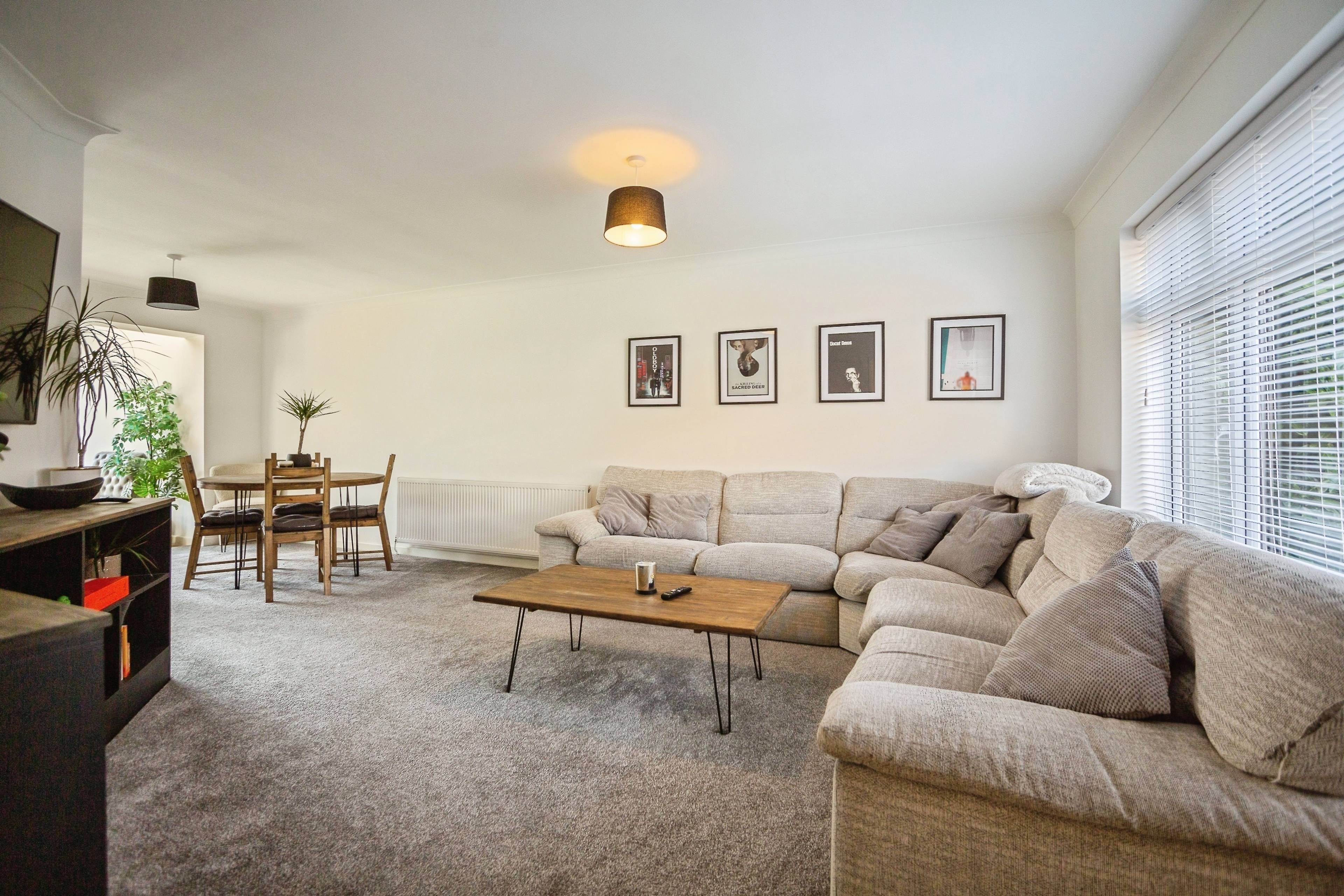 Lounge/Dining Room