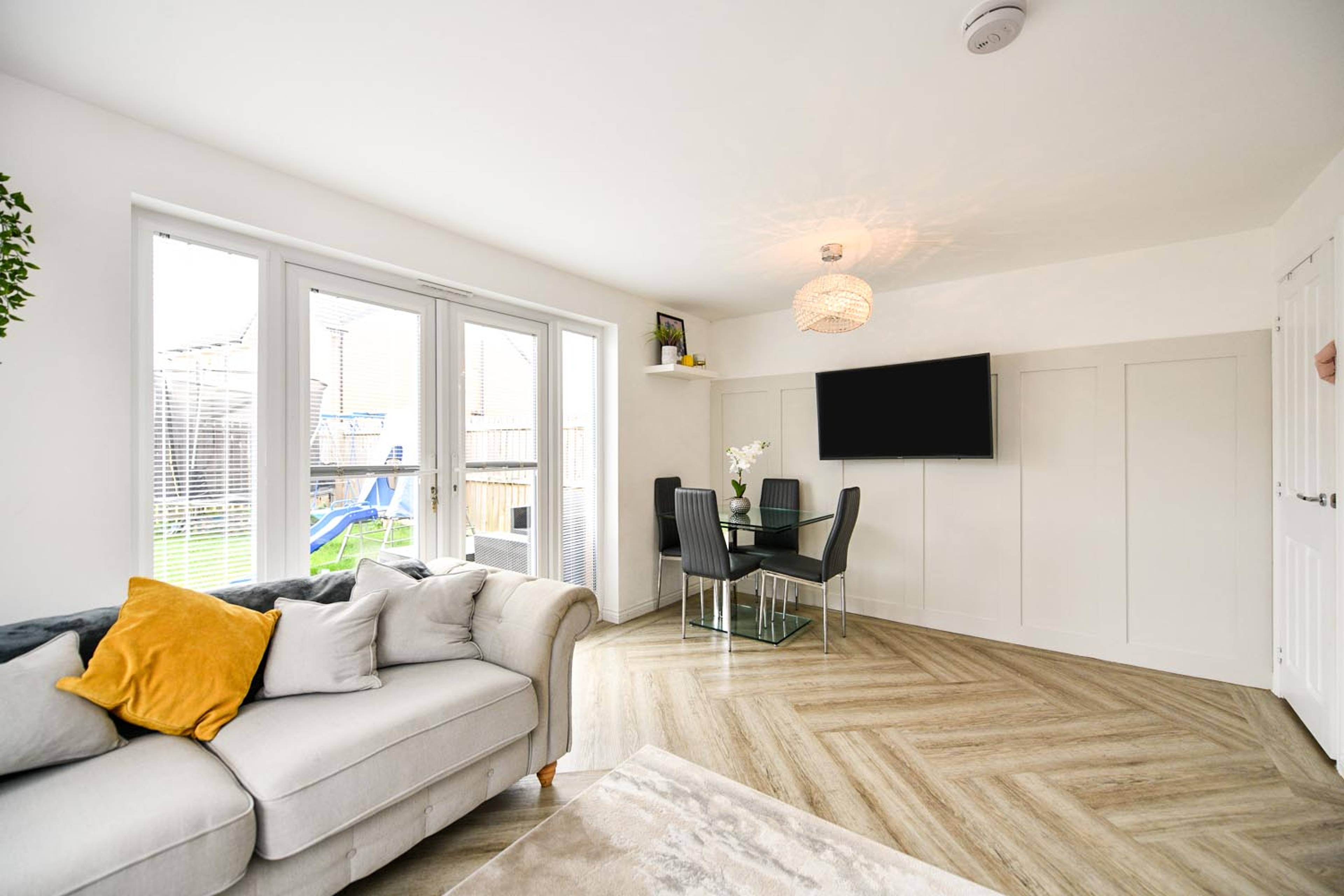 Lounge/Dining Room