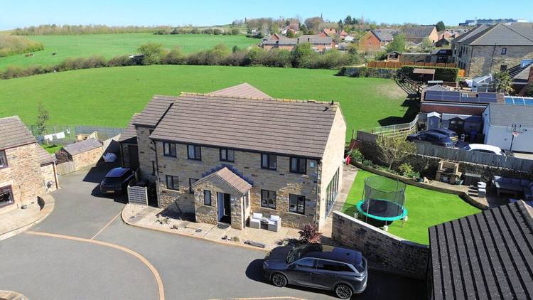 5 bedroom detached house