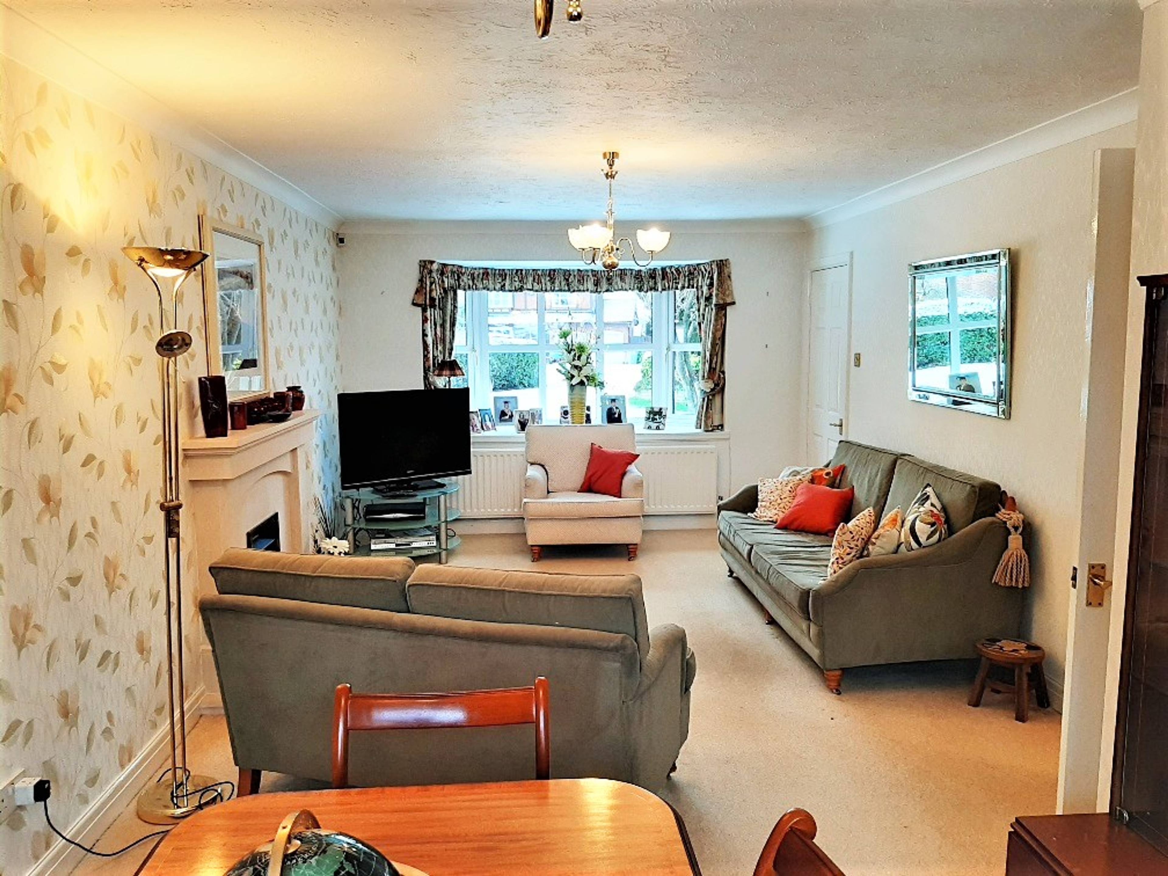 Lounge/Dining Room