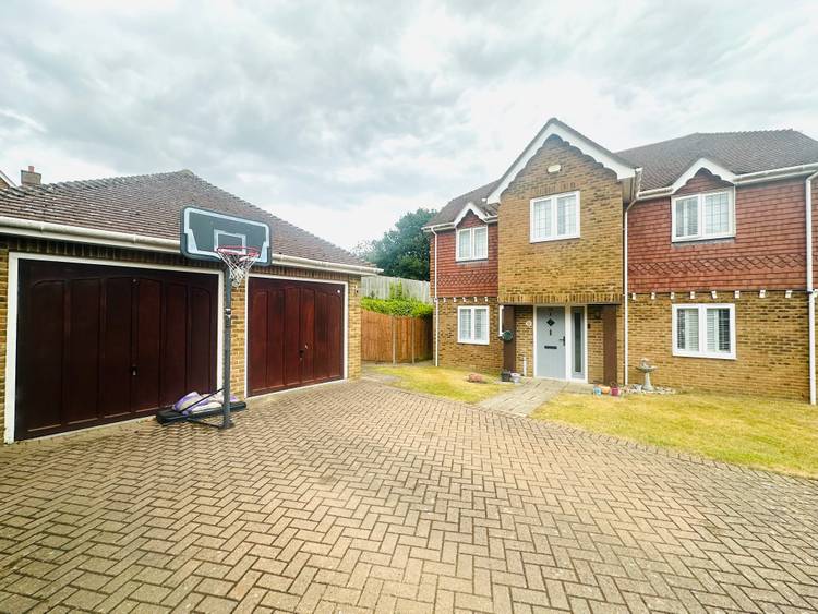 5 bedroom detached house