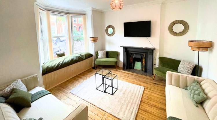 8 bedroom semi-detached house