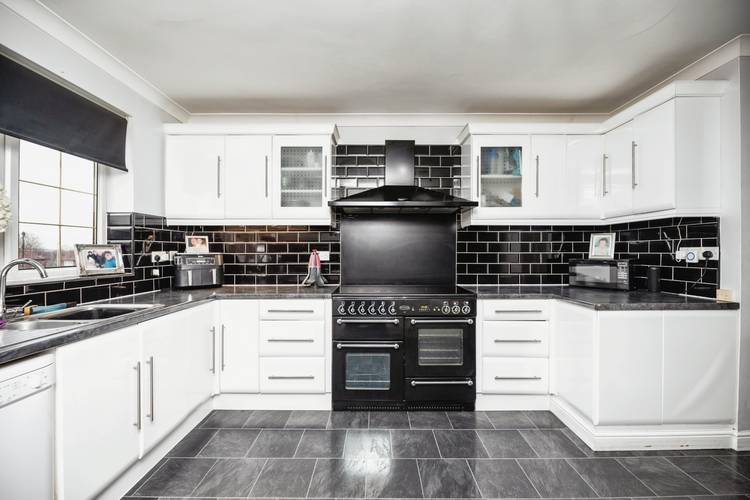 4 bedroom detached house