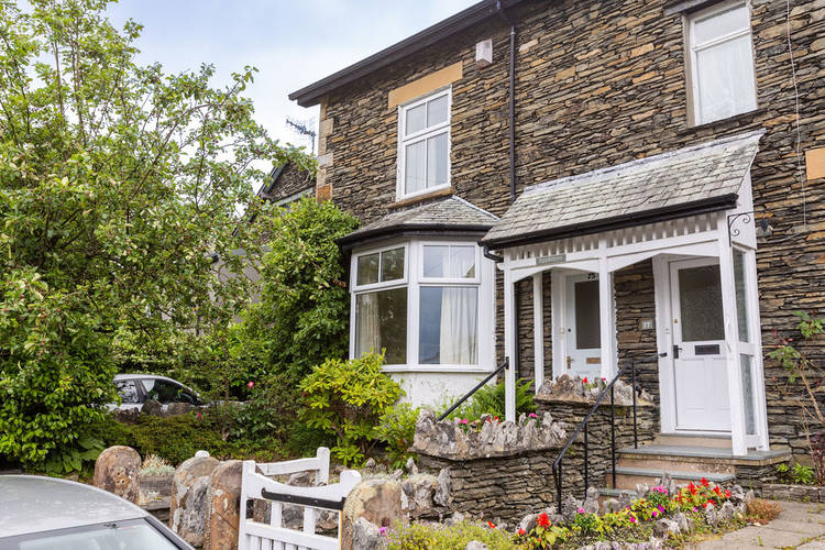 4 bedroom end of terrace house