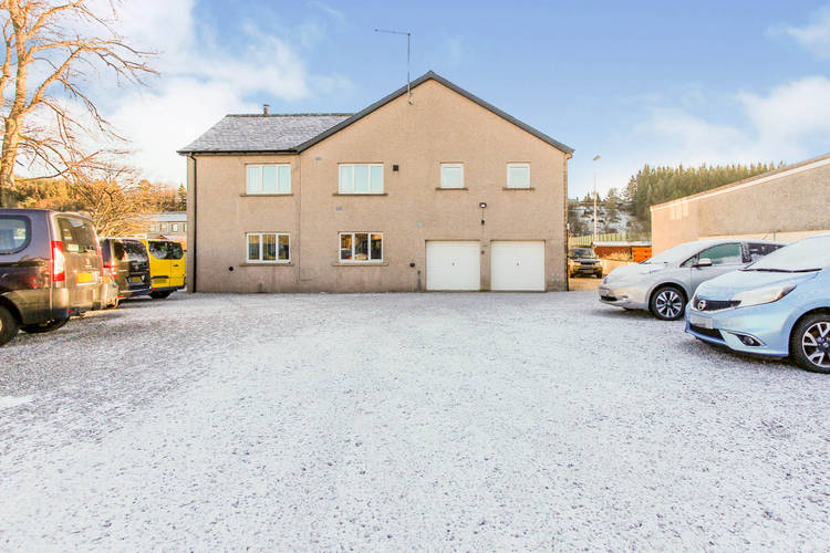 5 bedroom detached house