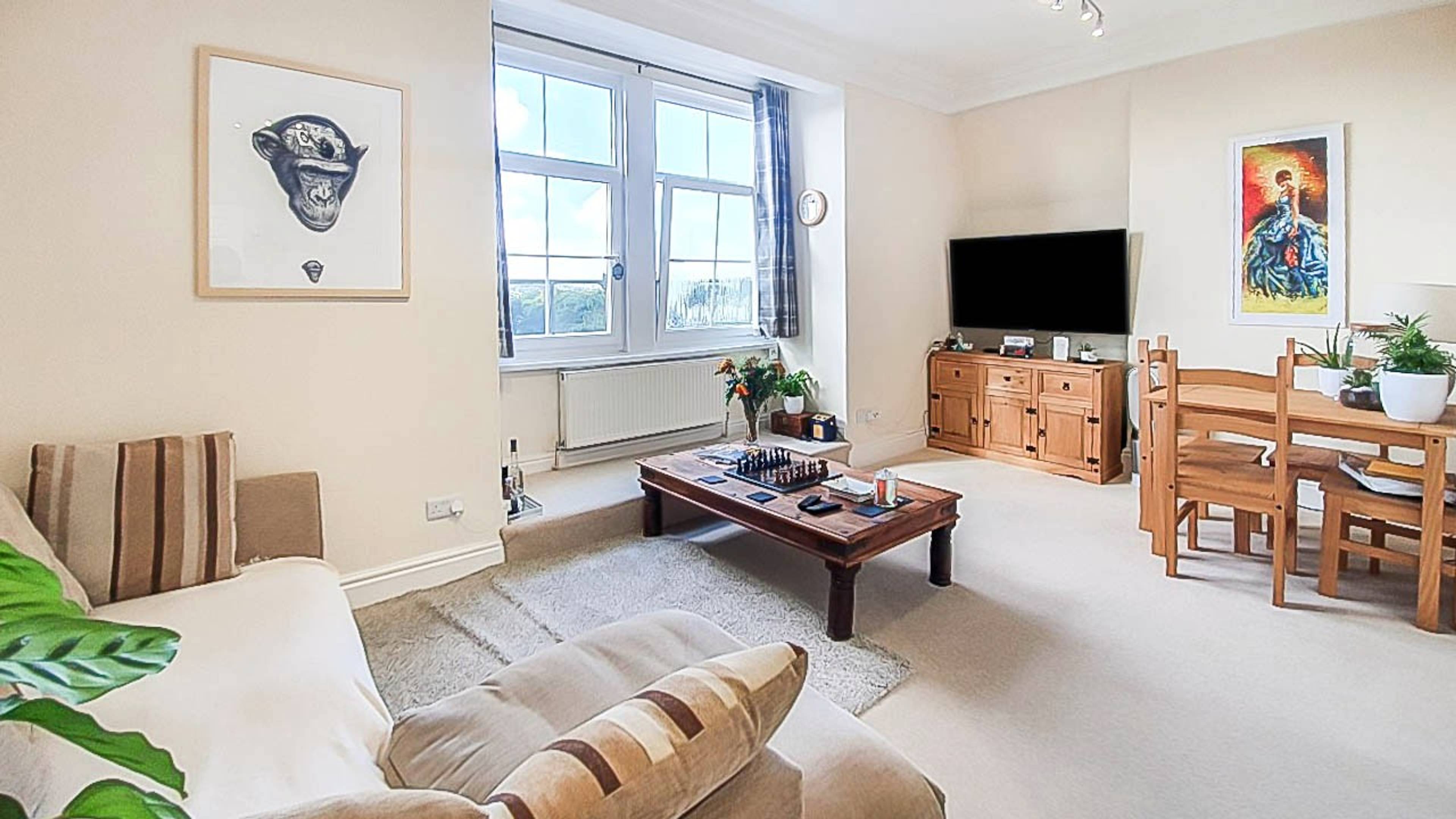 Lounge/Dining Room