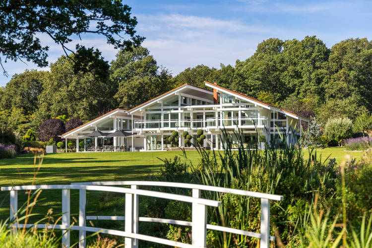 5 bedroom detached house