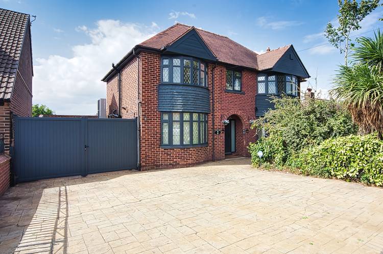 6 bedroom detached house