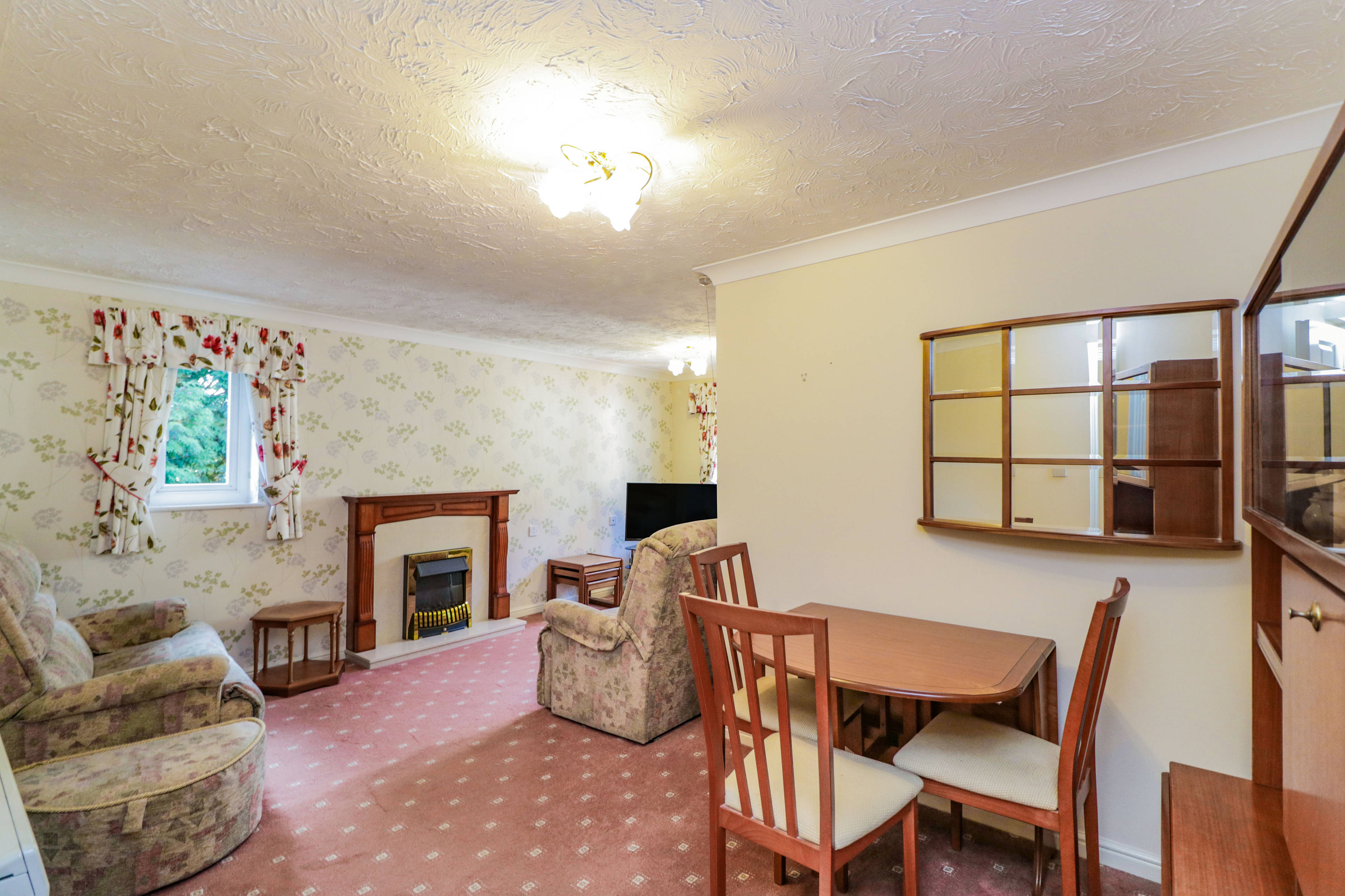 Lounge/Dining Room