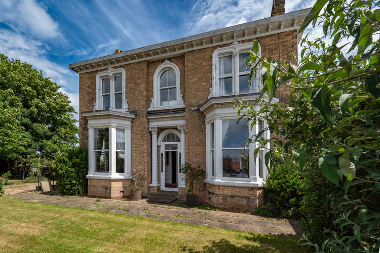 5 bedroom detached house