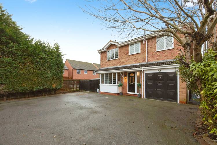 5 bedroom detached house