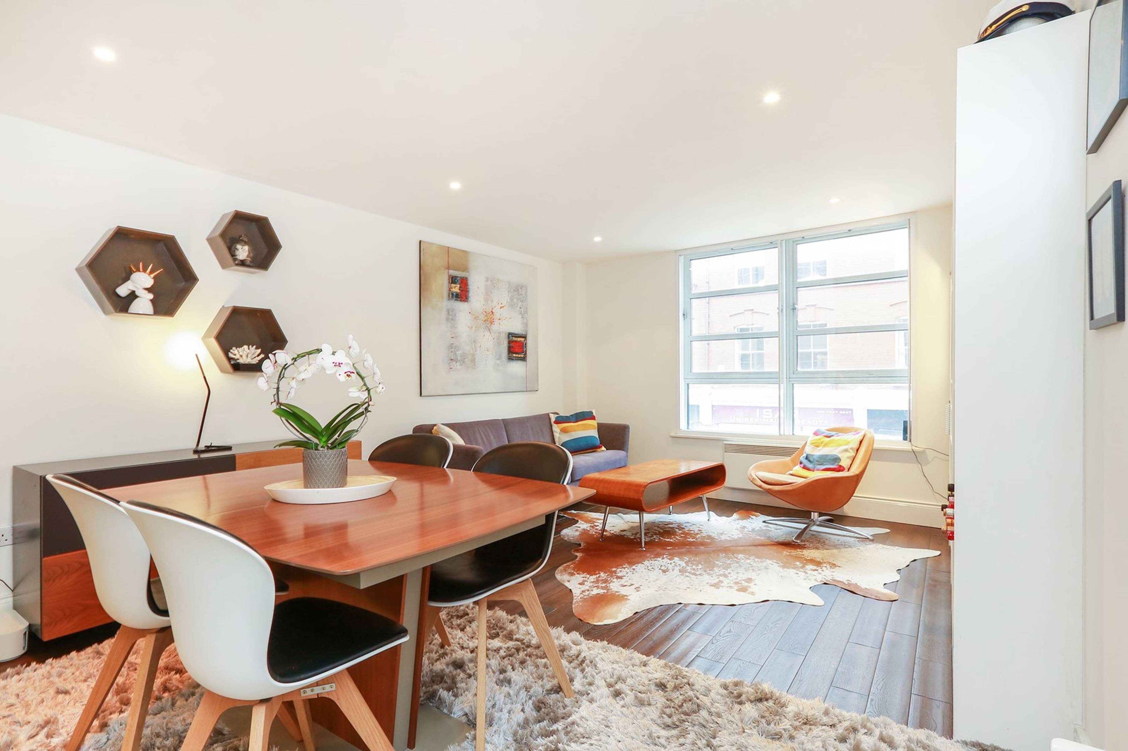 Lounge/Dining Room