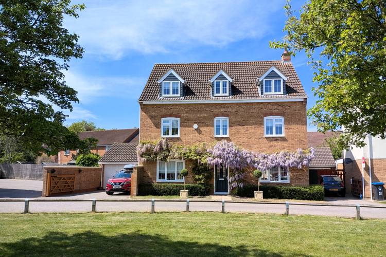 5 bedroom detached house