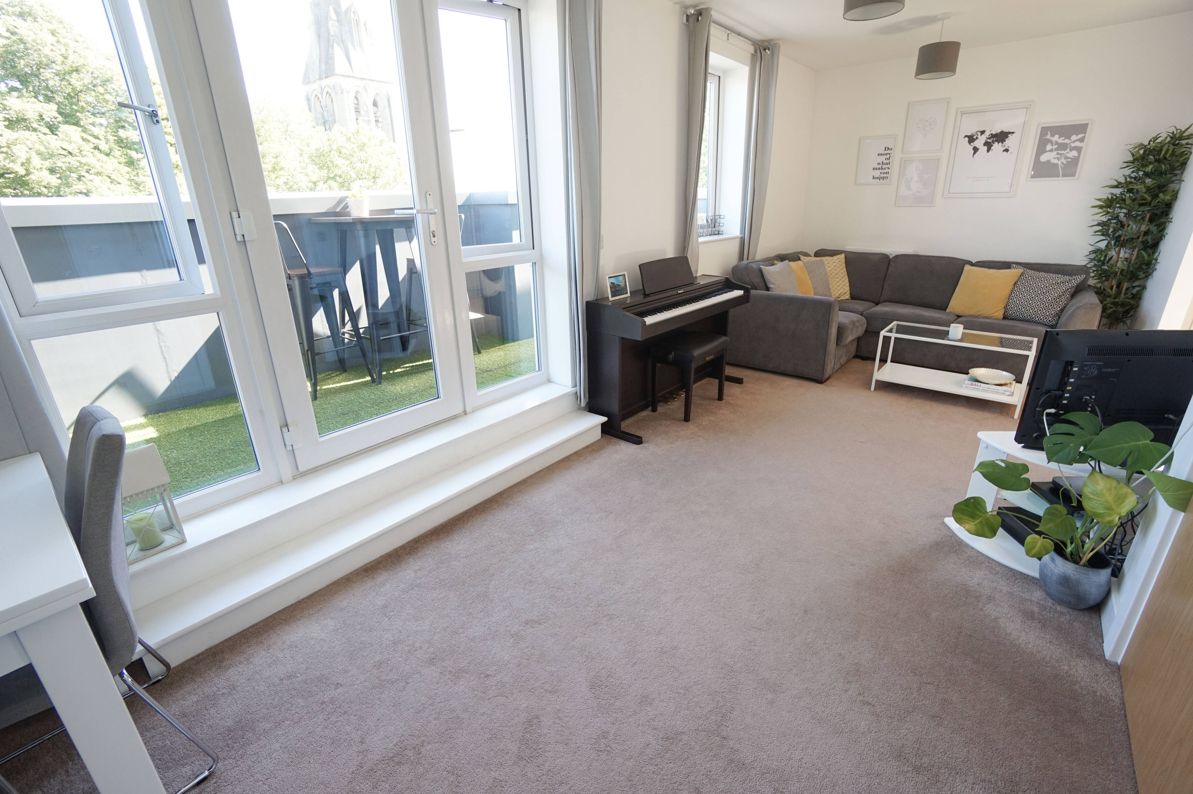 Lounge/Dining Room