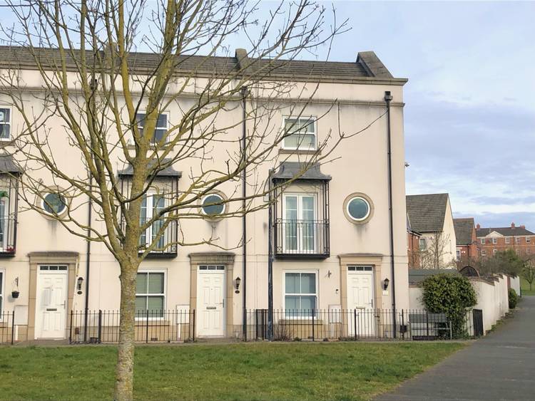 4 bedroom end of terrace house