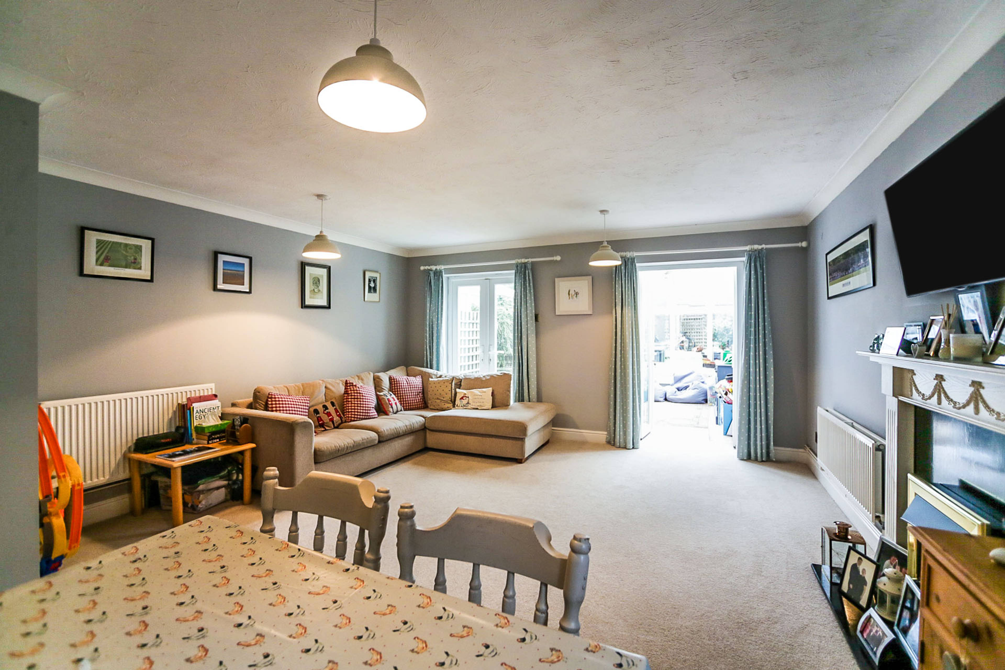 Lounge/Dining Room