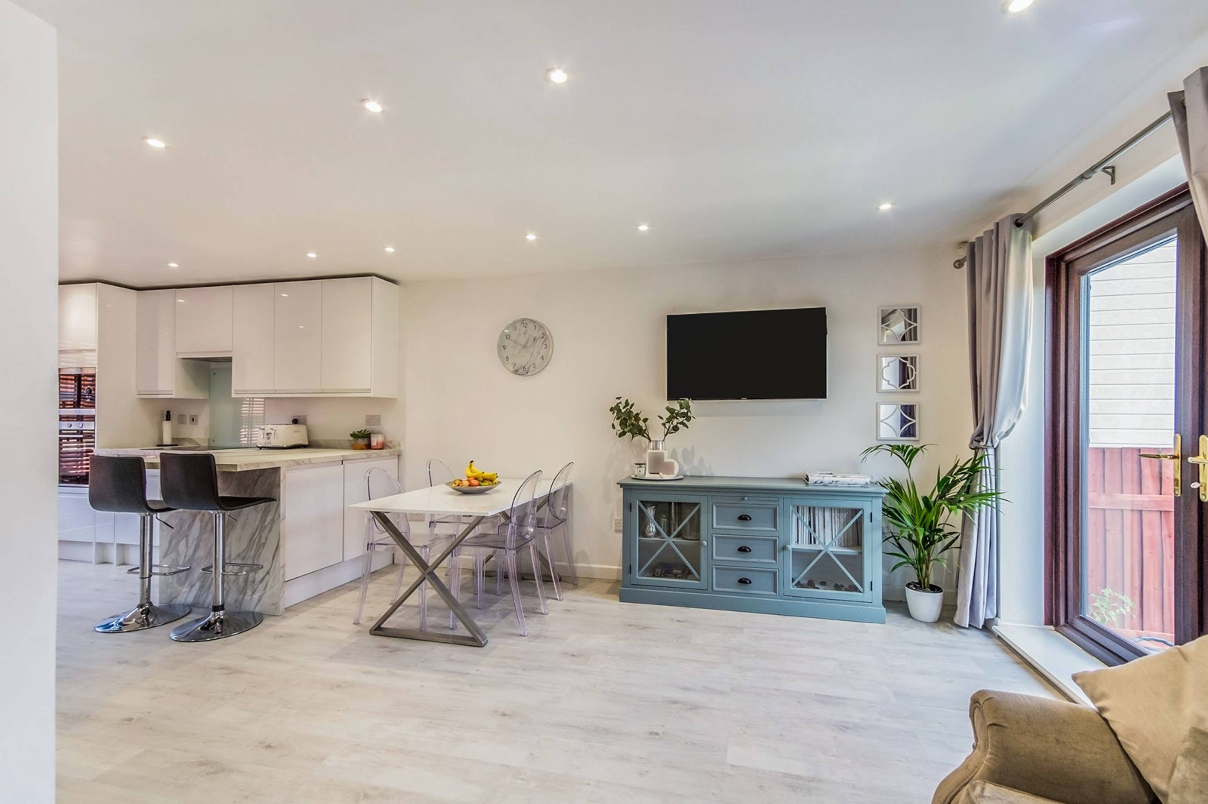 Lounge/Dining Room