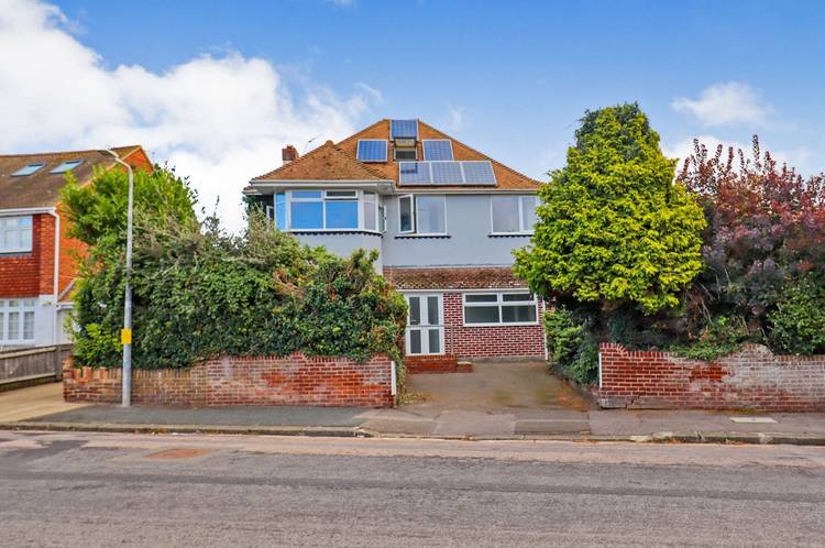6 bedroom detached house