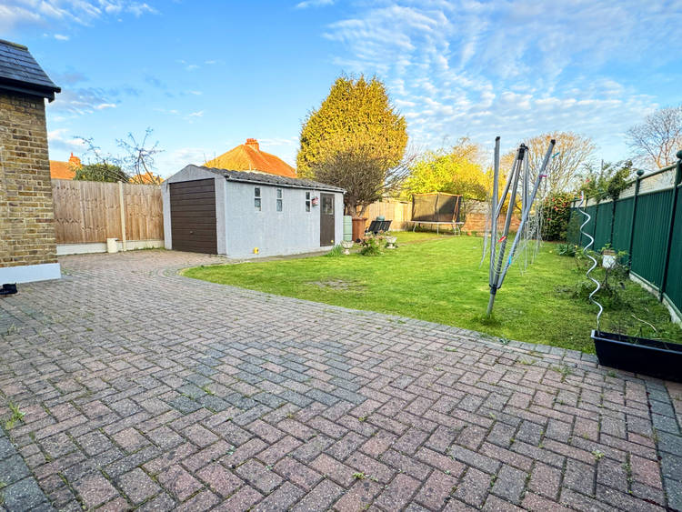 5 bedroom detached house