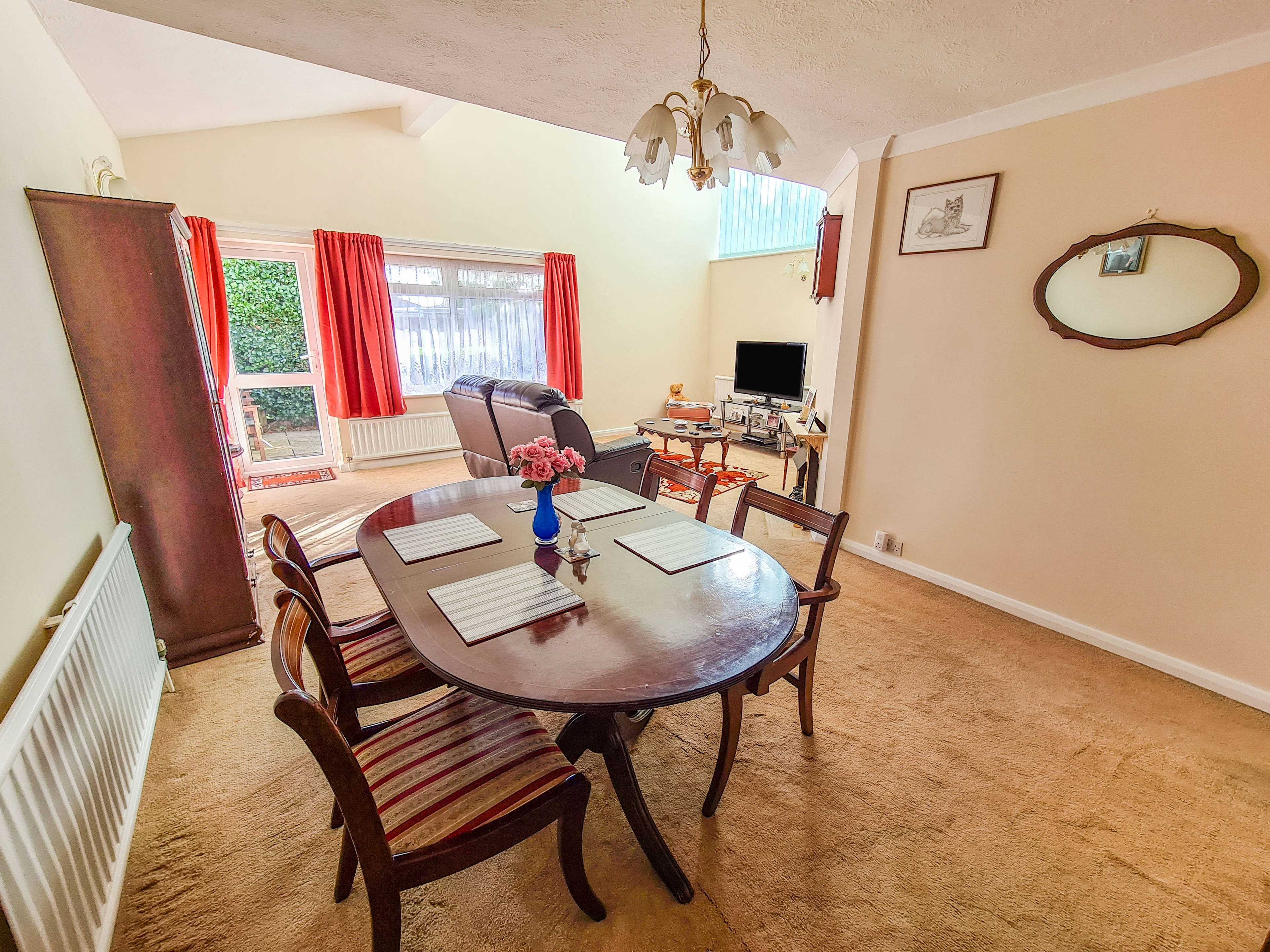 Lounge/Dining Room