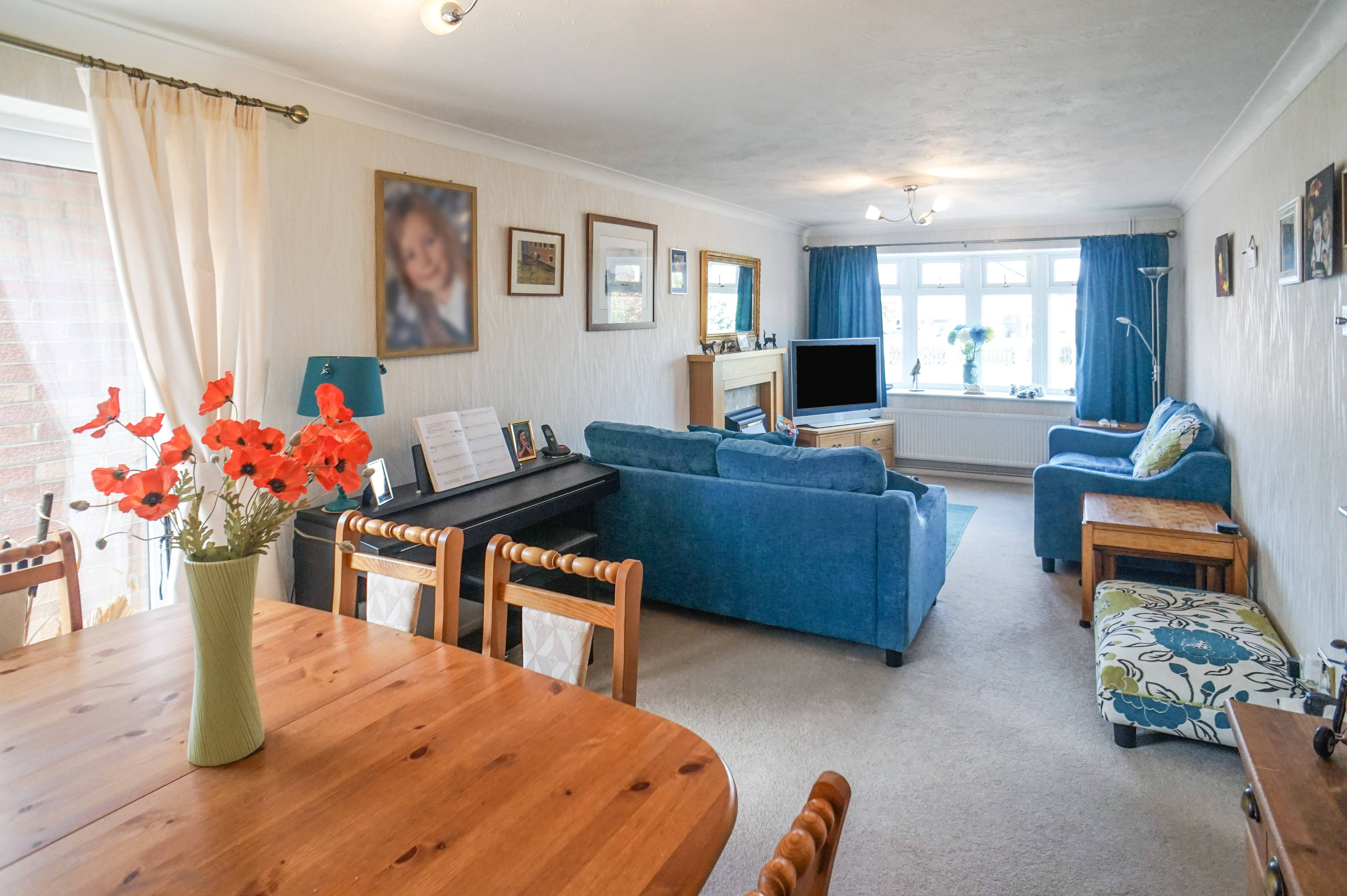 Lounge/Dining Room