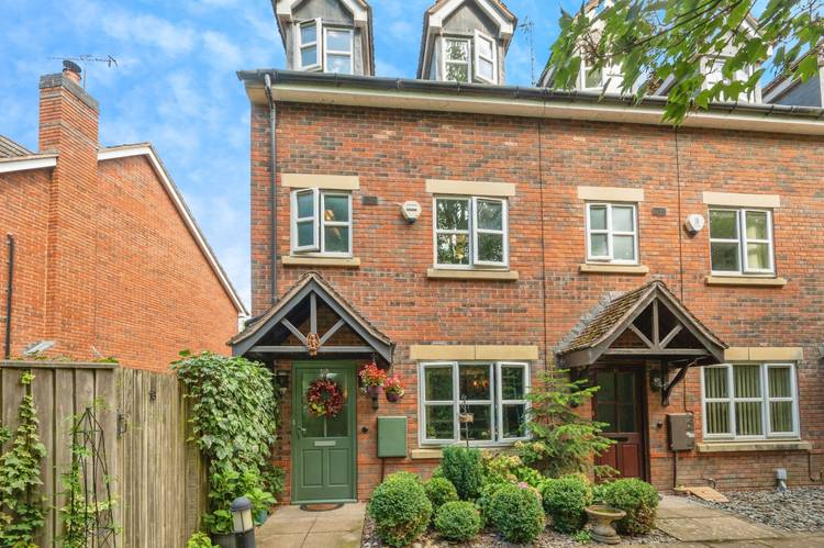 4 bedroom end of terrace house