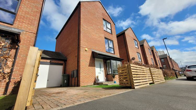 4 bedroom detached house