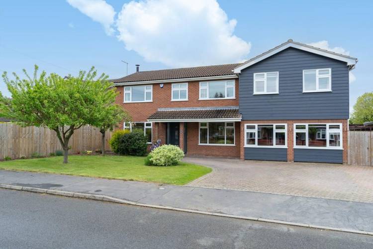 5 bedroom detached house