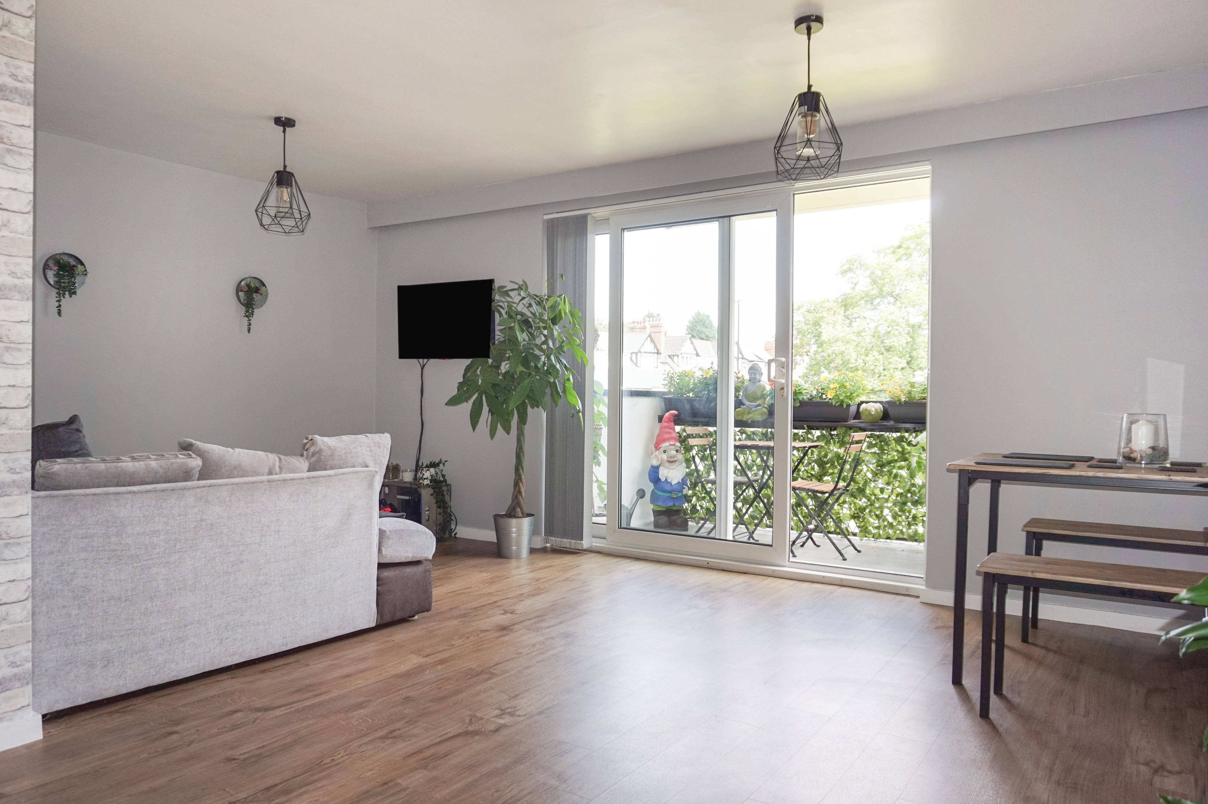 Lounge/Dining Room