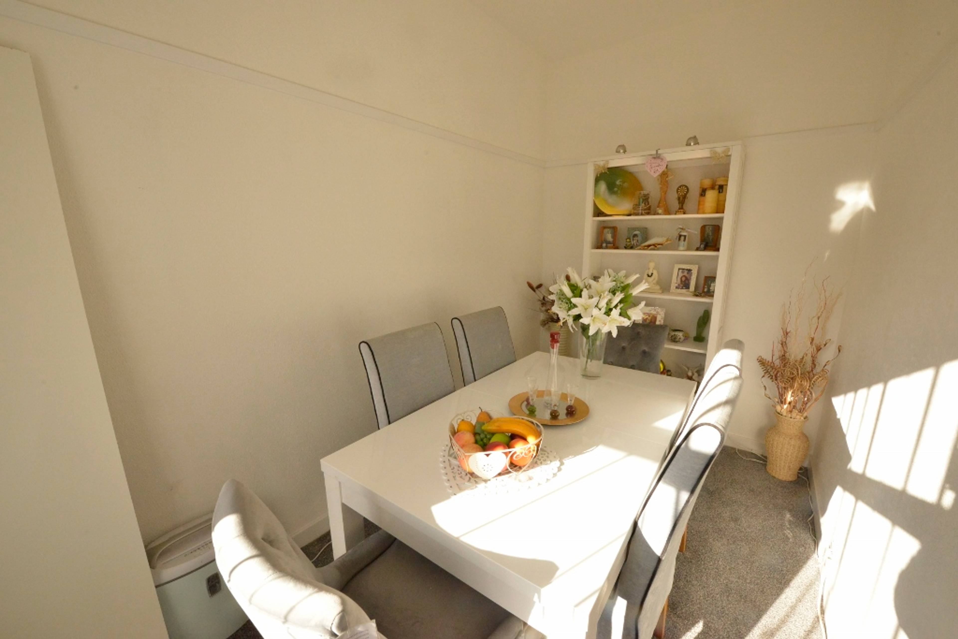 Bed 3 / Dining Room