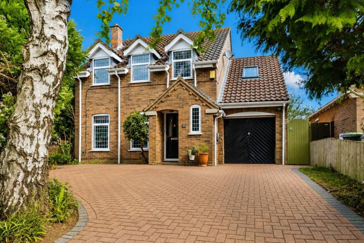 5 bedroom detached house
