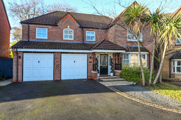 6 bedroom detached house