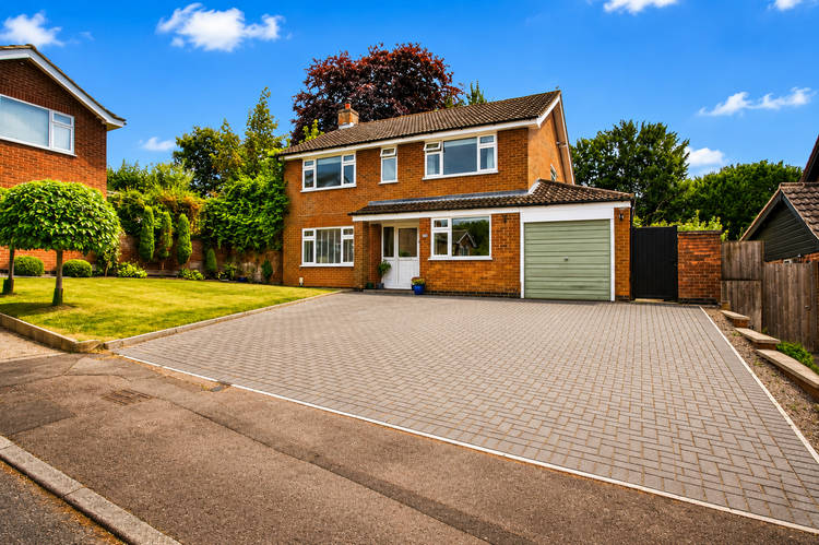 5 bedroom detached house