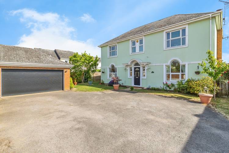 5 bedroom detached house