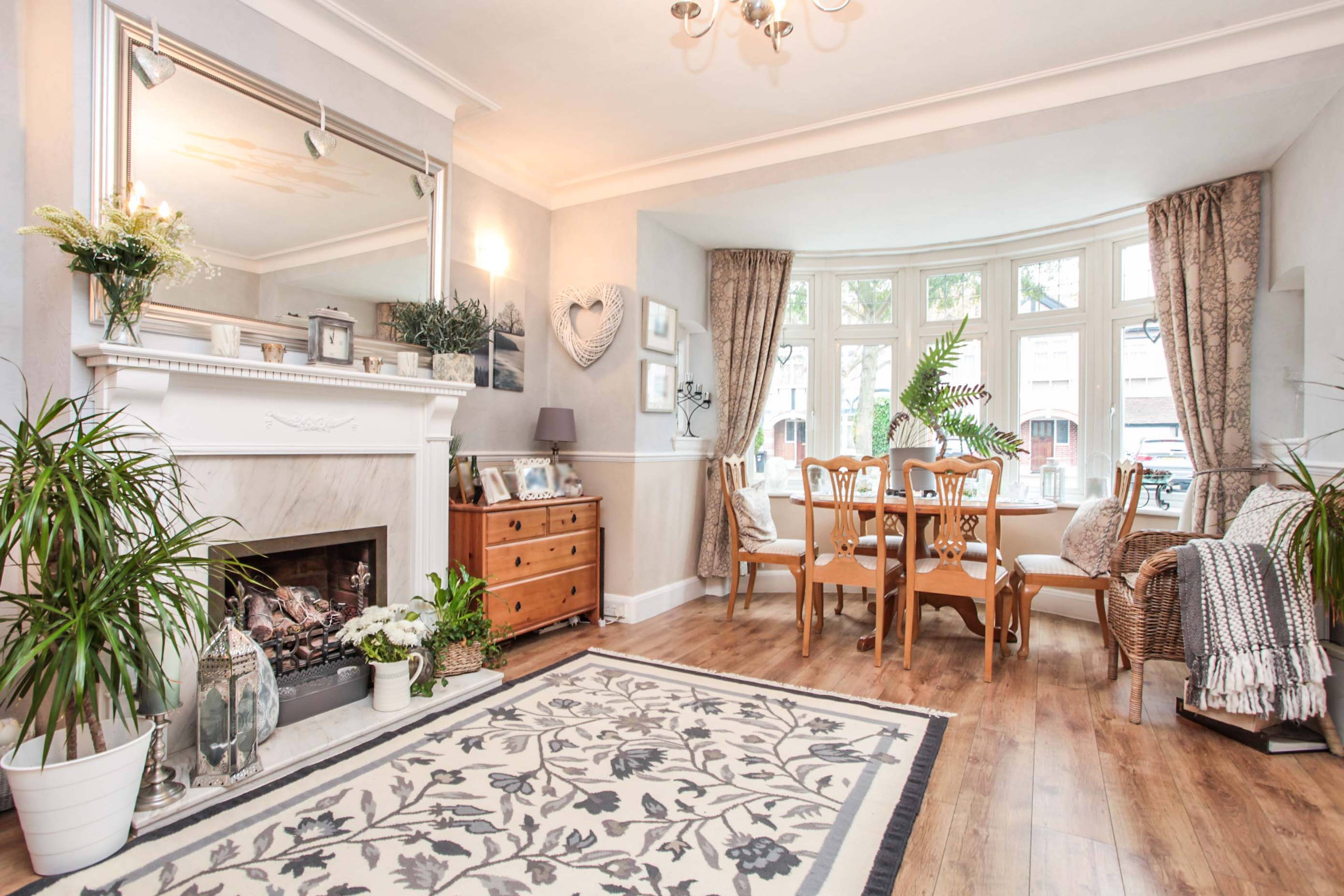 Lounge/Dining Room