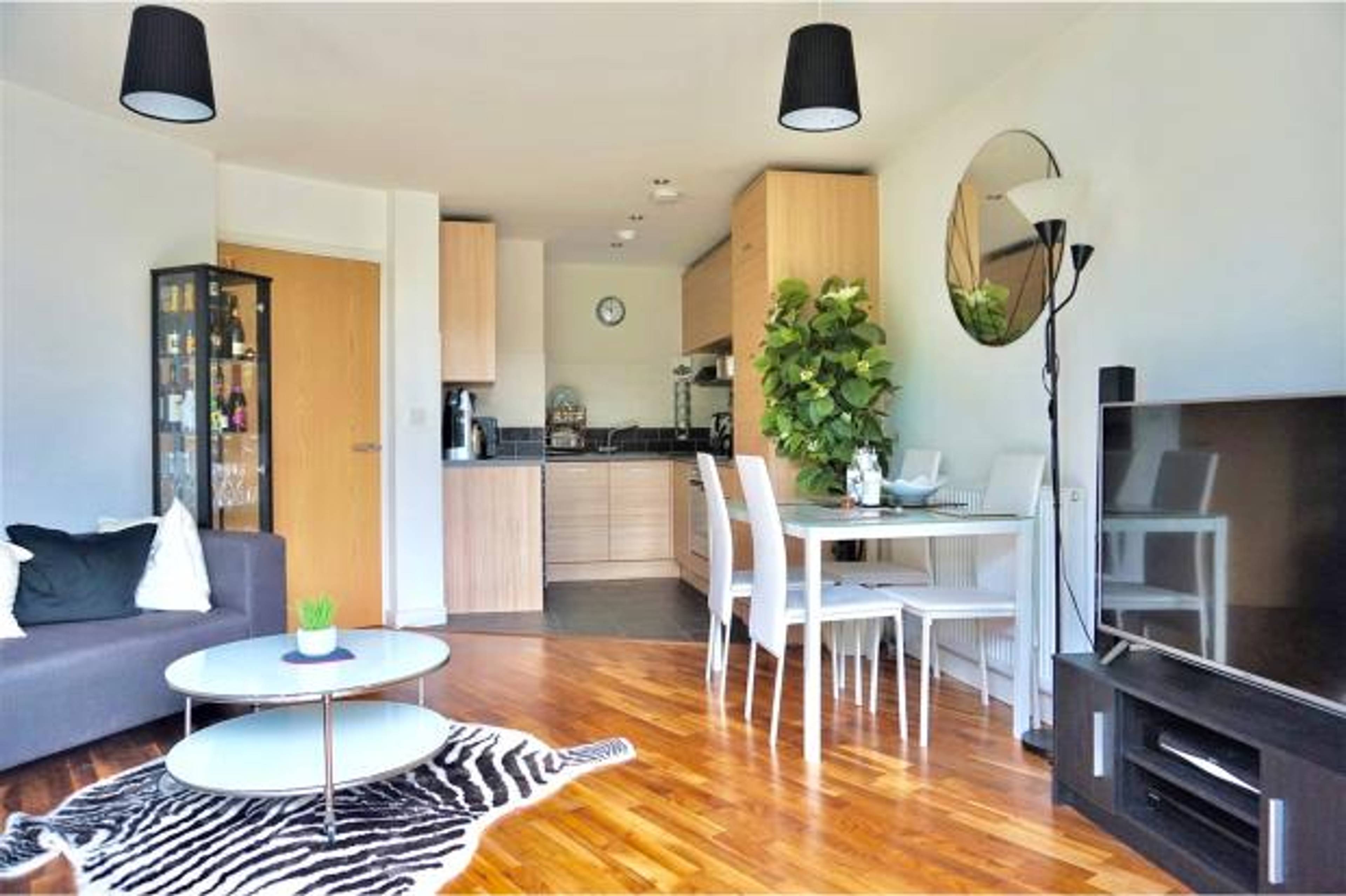 Lounge/Dining Room
