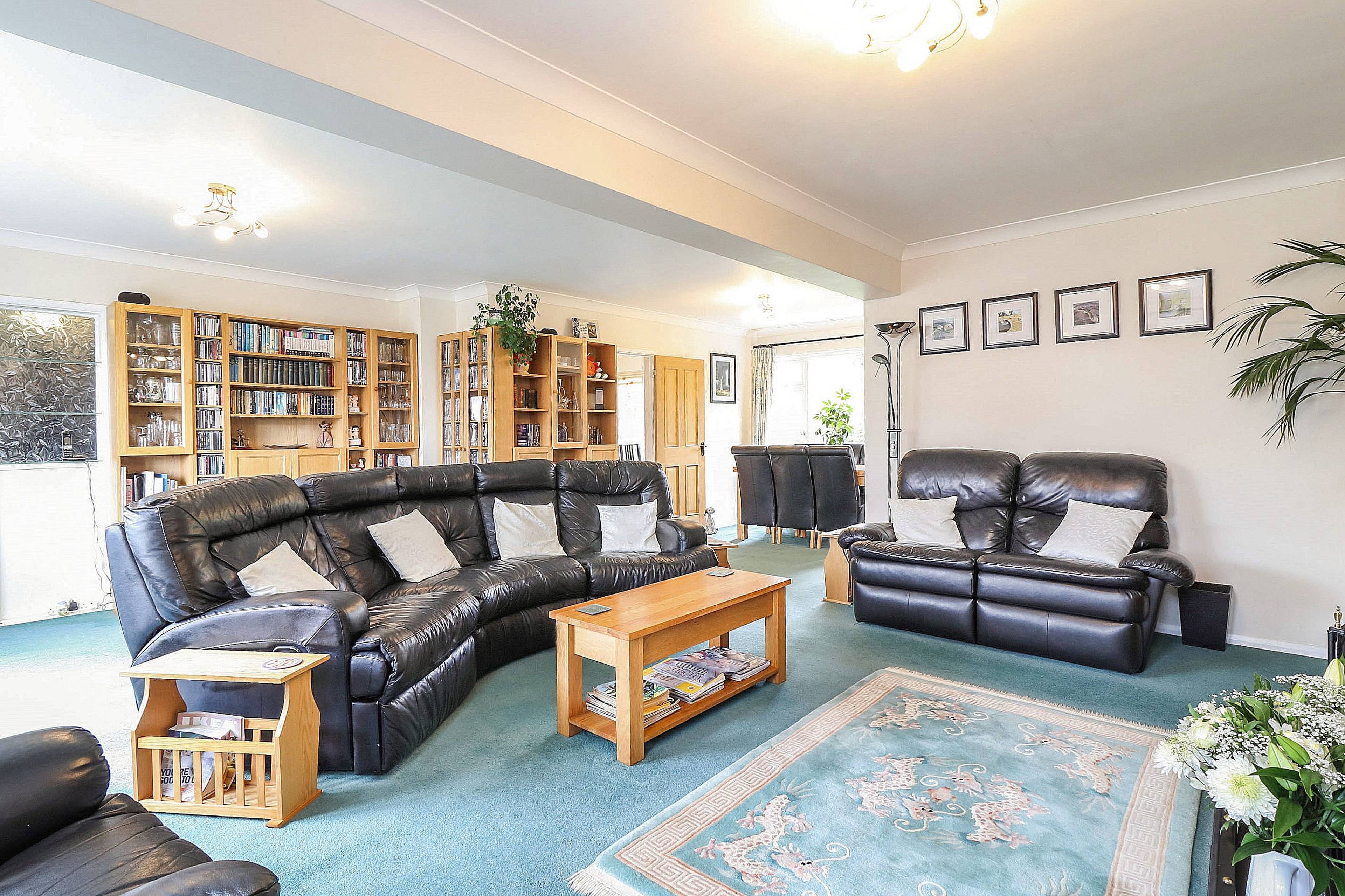 Lounge/Dining Room