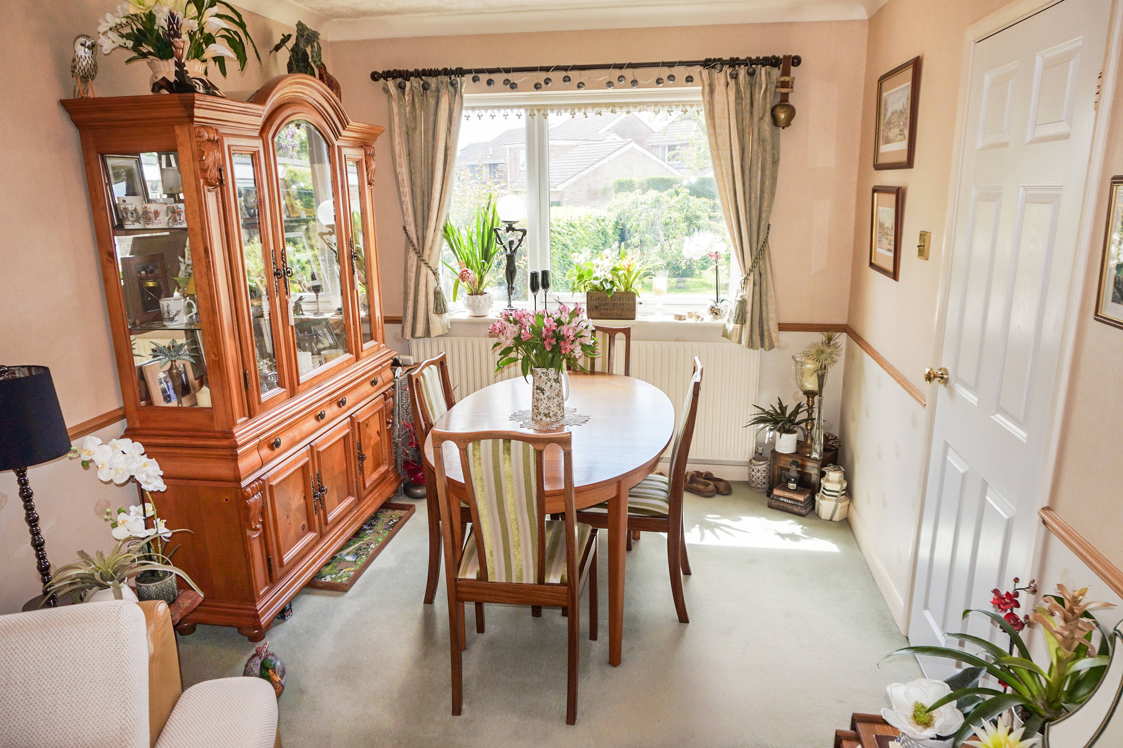 Lounge/Dining Room