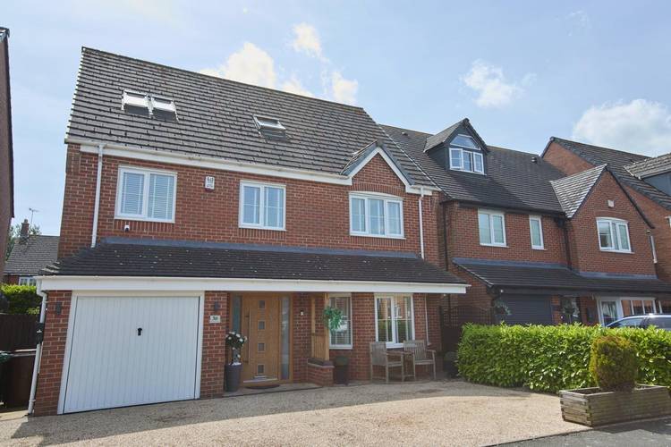 6 bedroom detached house