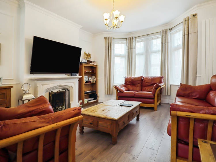 5 bedroom end of terrace house