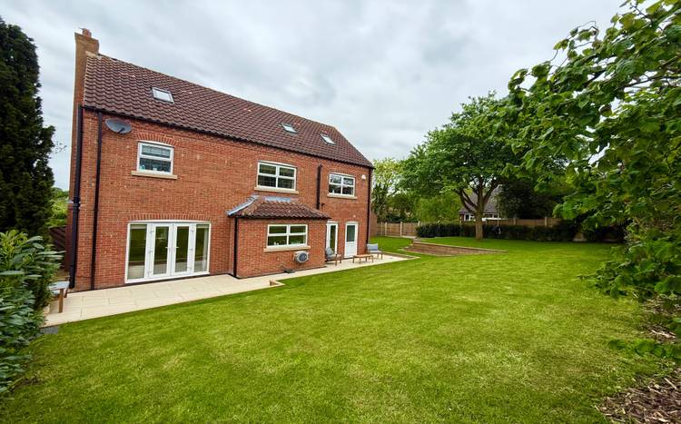 6 bedroom detached house