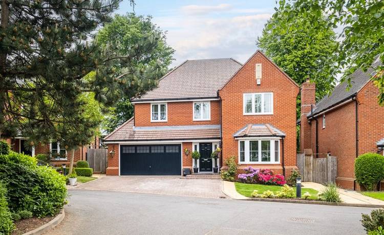 5 bedroom detached house