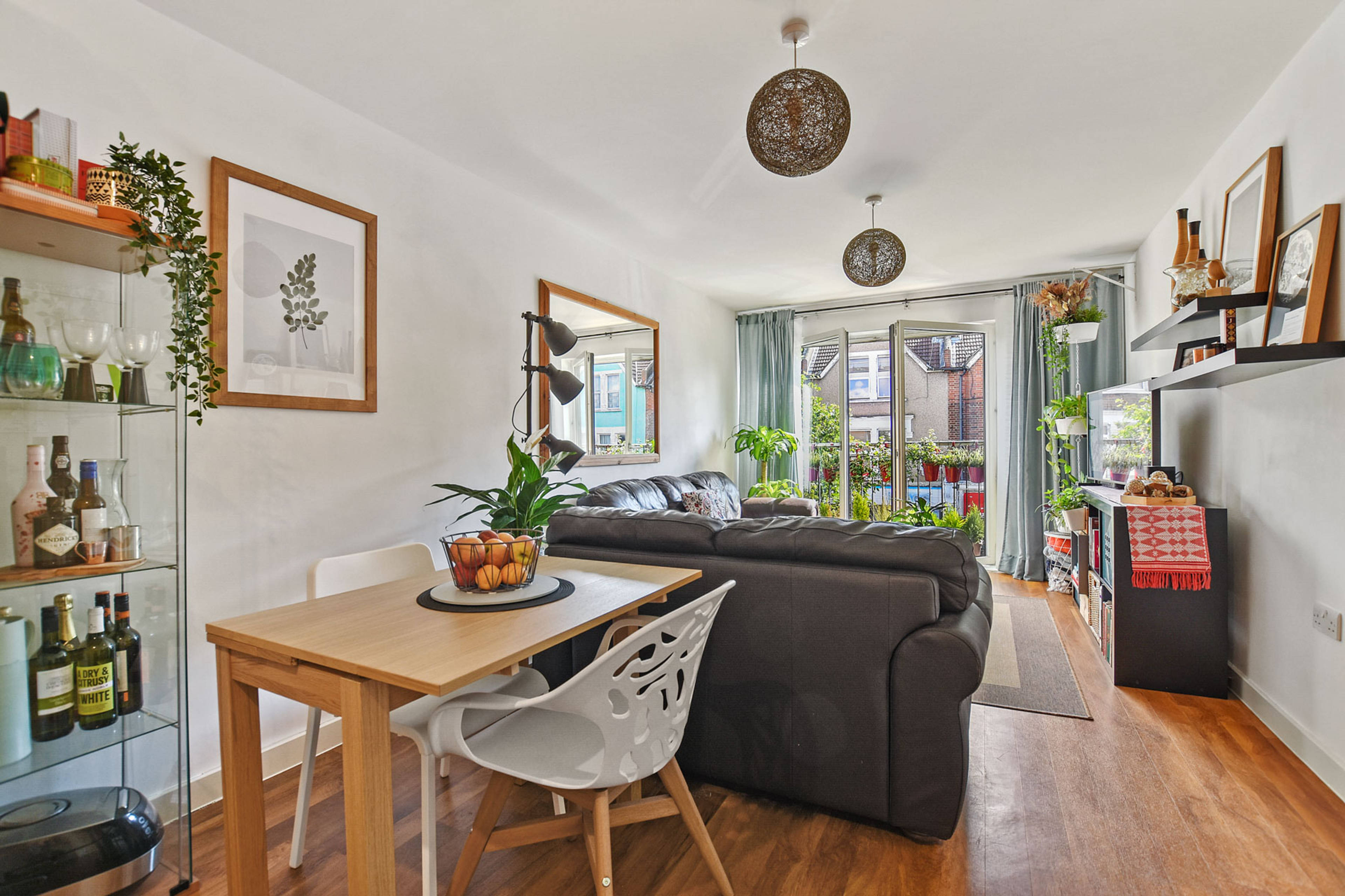 Lounge/Dining Room