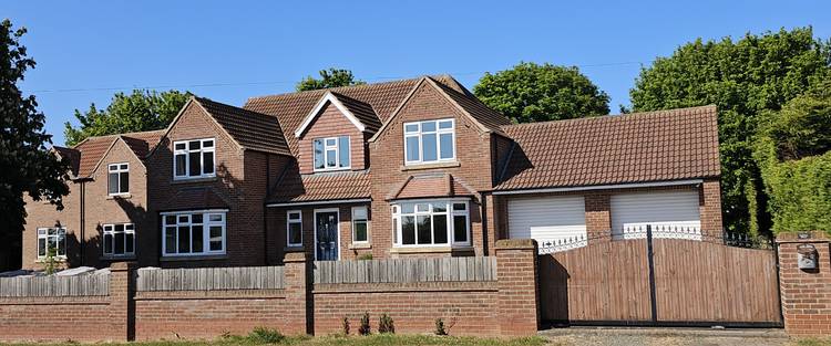6 bedroom detached house